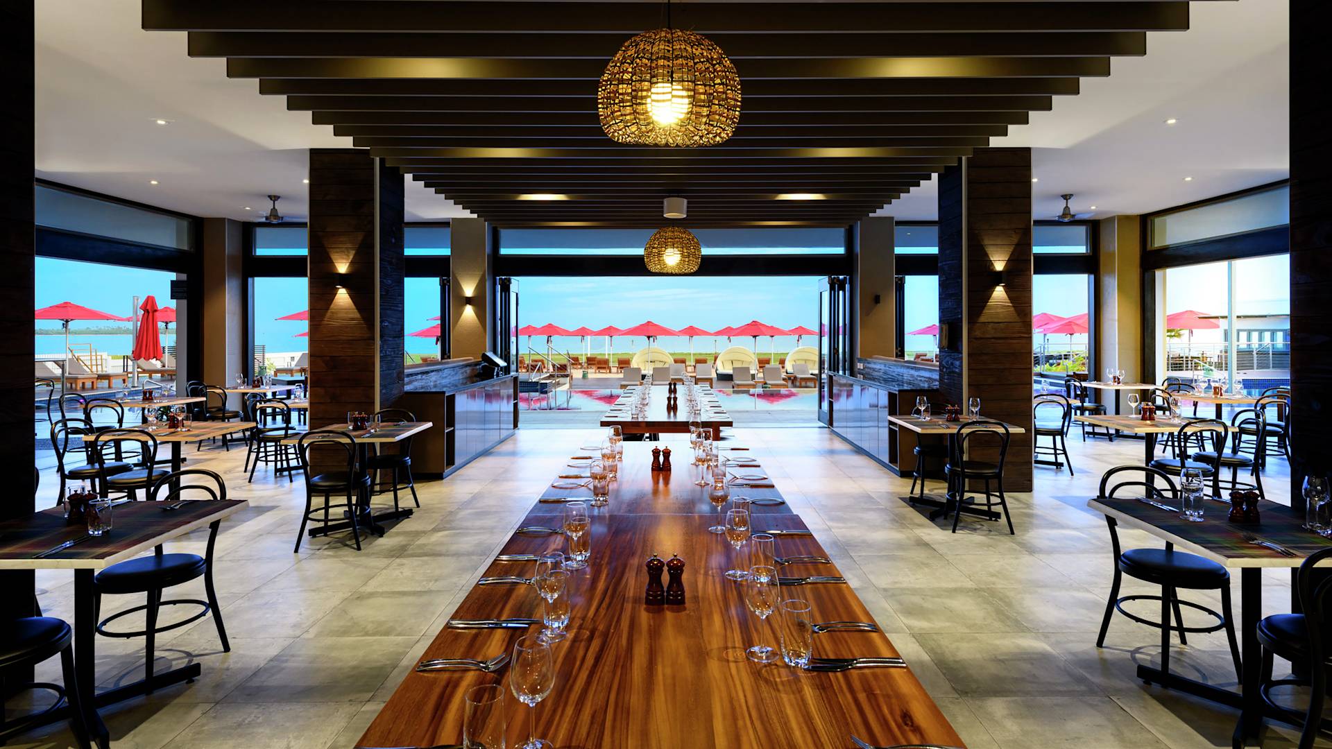 Koro Restuarant mit großen Tischen und Sitzgelegenheiten.