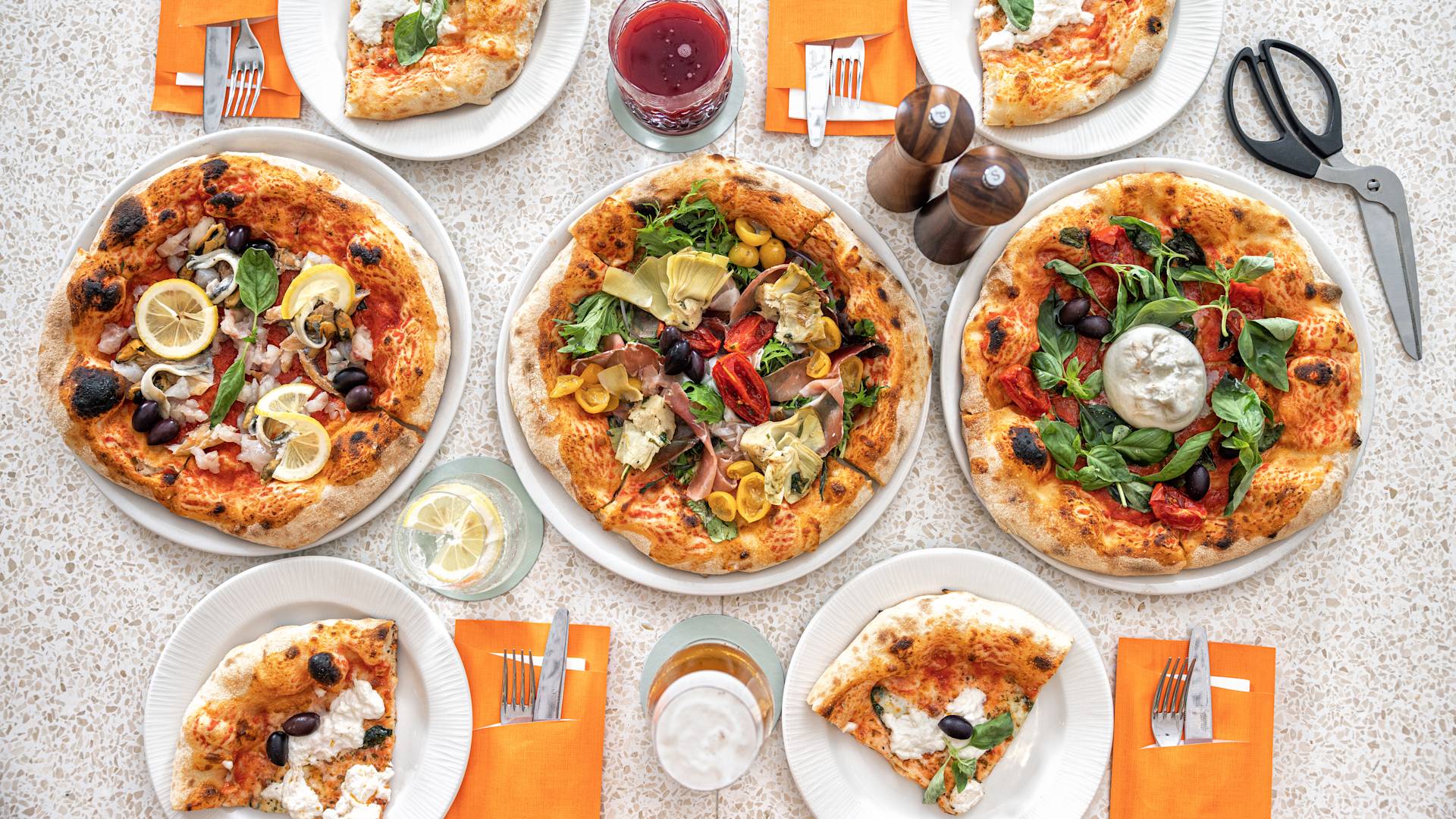 Blick auf drei Pizzas von oben