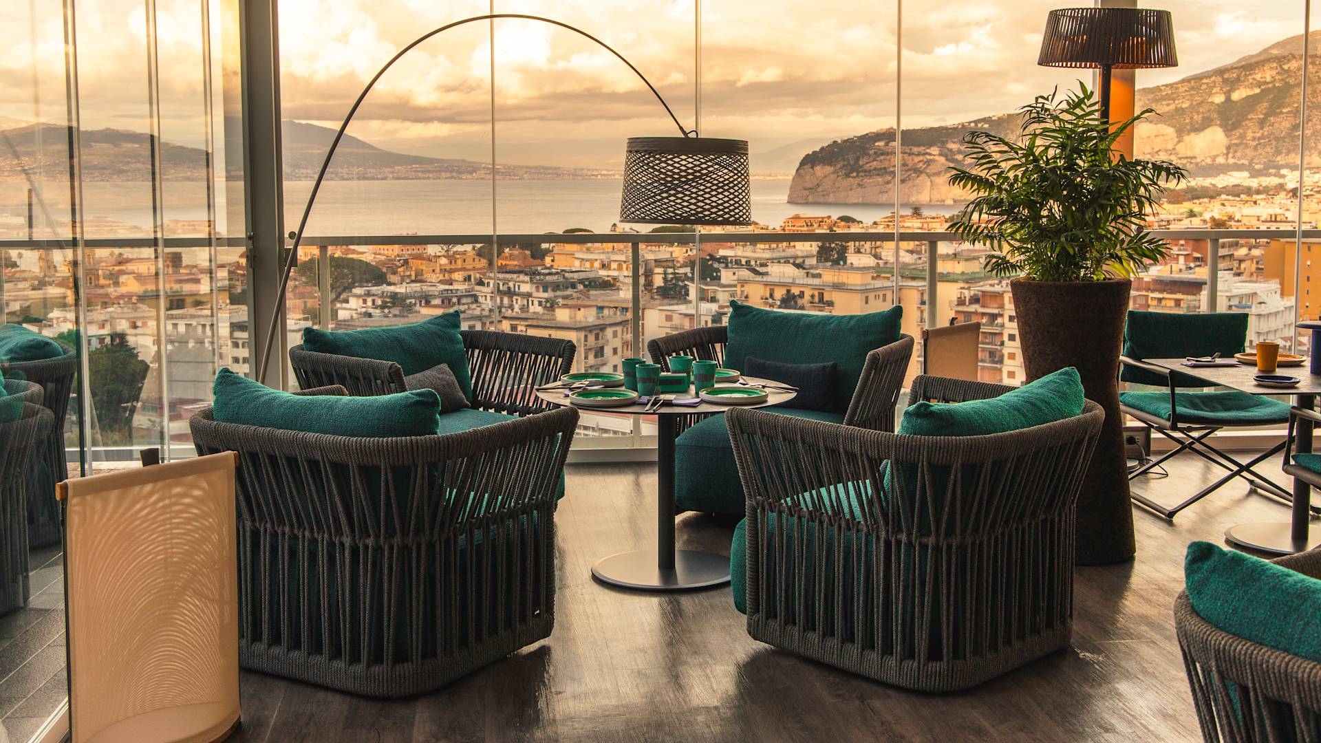 Happyssimo Pool Lounge and Restaurant