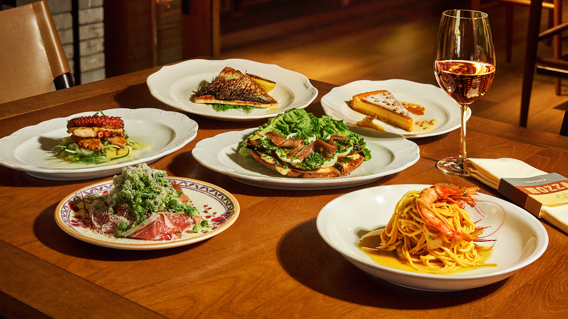 Osteria Mozza 的食物摆放在桌上