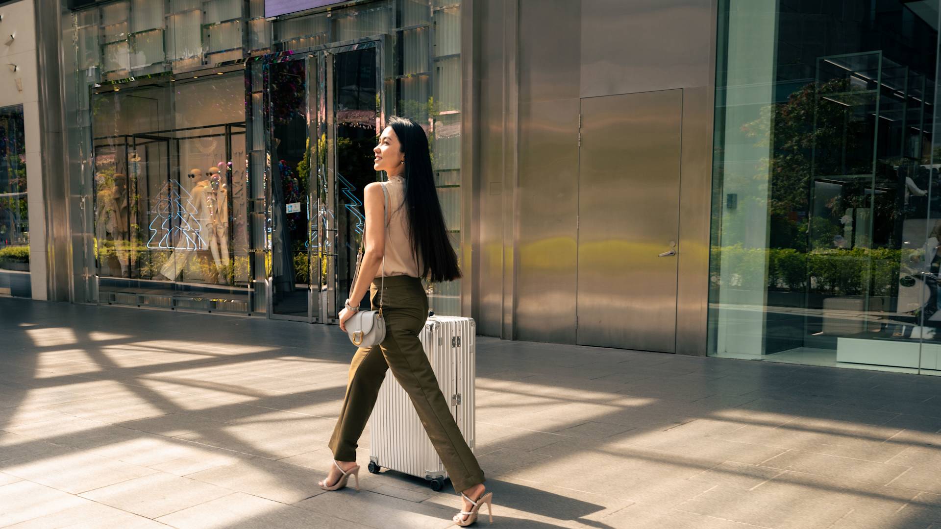 Femme marchant avec une valise