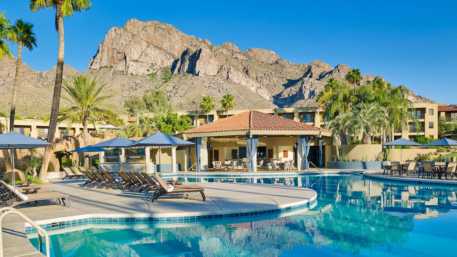 Вид на бассейн с земли