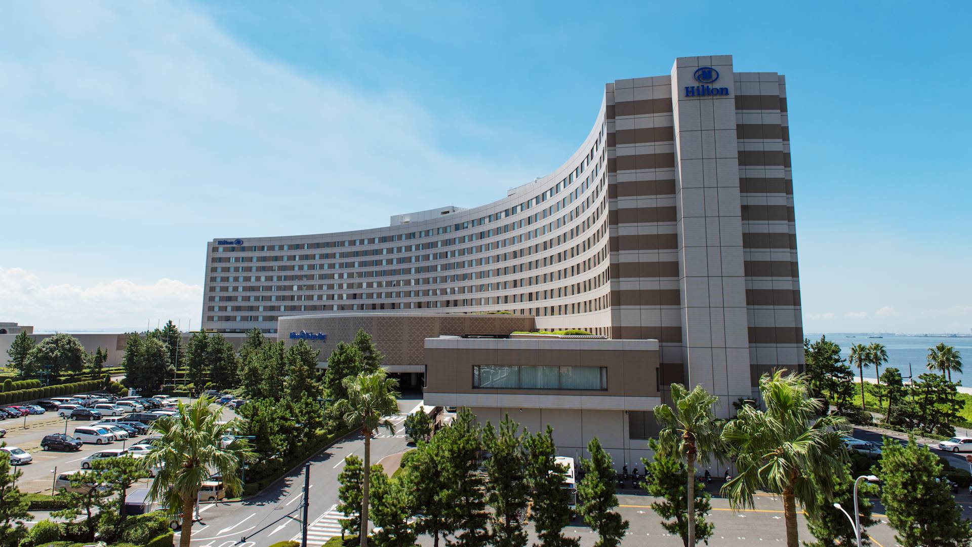 ช่วงเวลากลางวันภายนอกโรงแรม