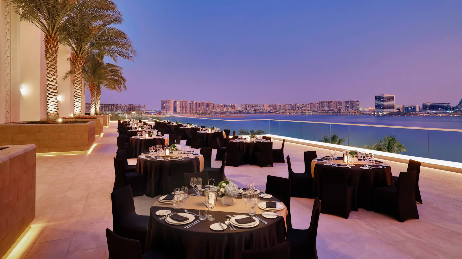 宴会場のテラスでイベントの準備が整ったテーブル