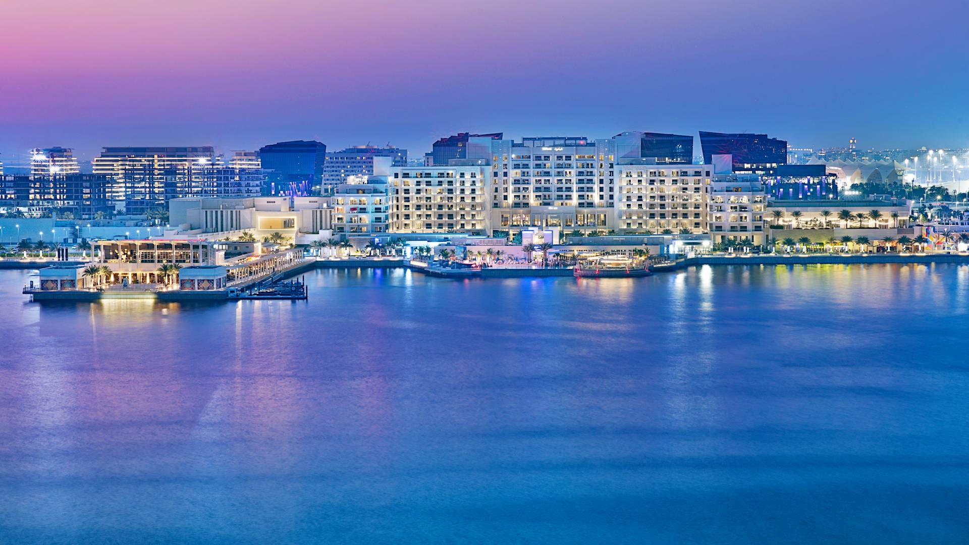 夜のホテルの外観と水に映る光