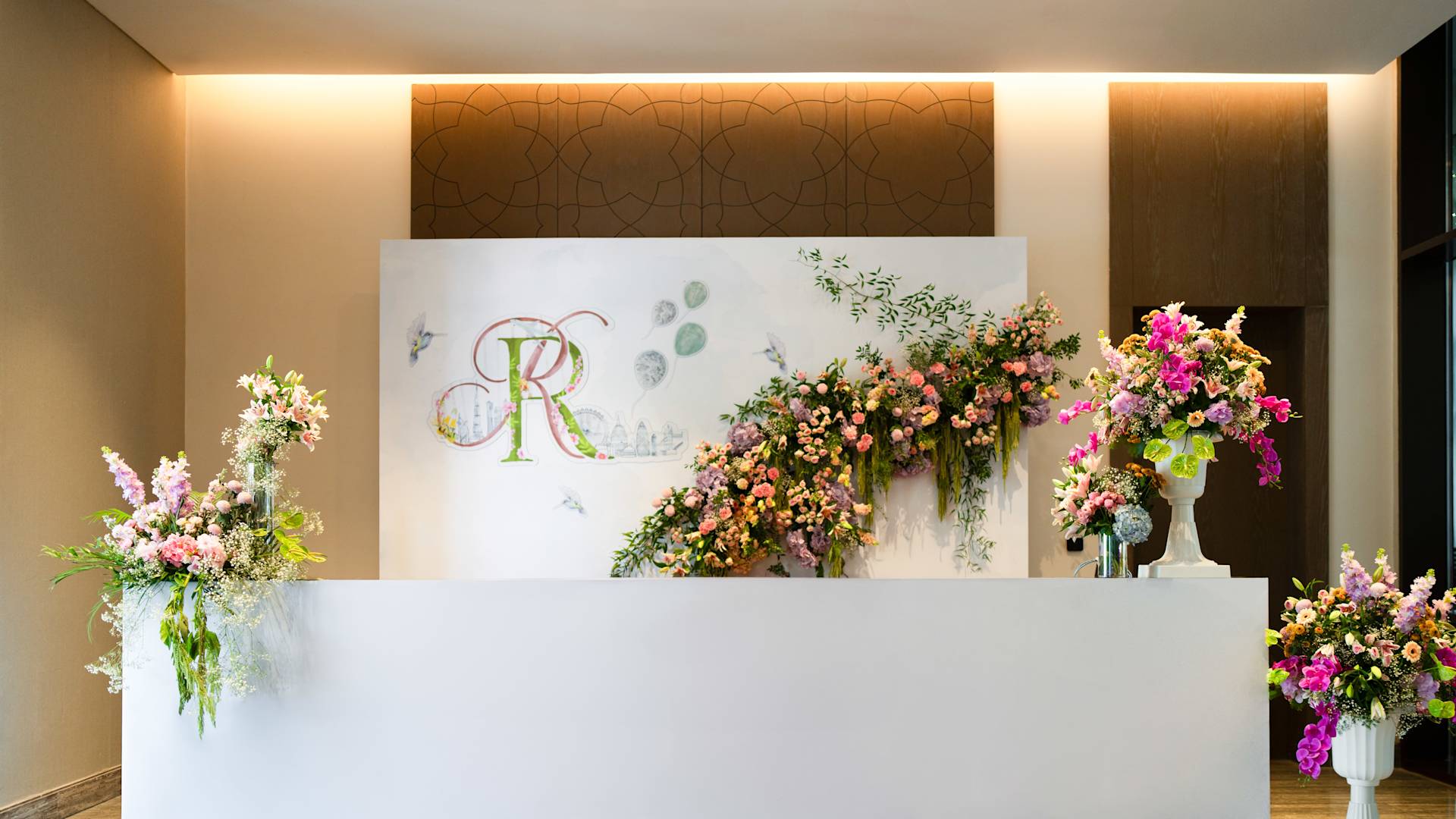 特別なイベントを祝う花や記念碑で飾られたテーブル