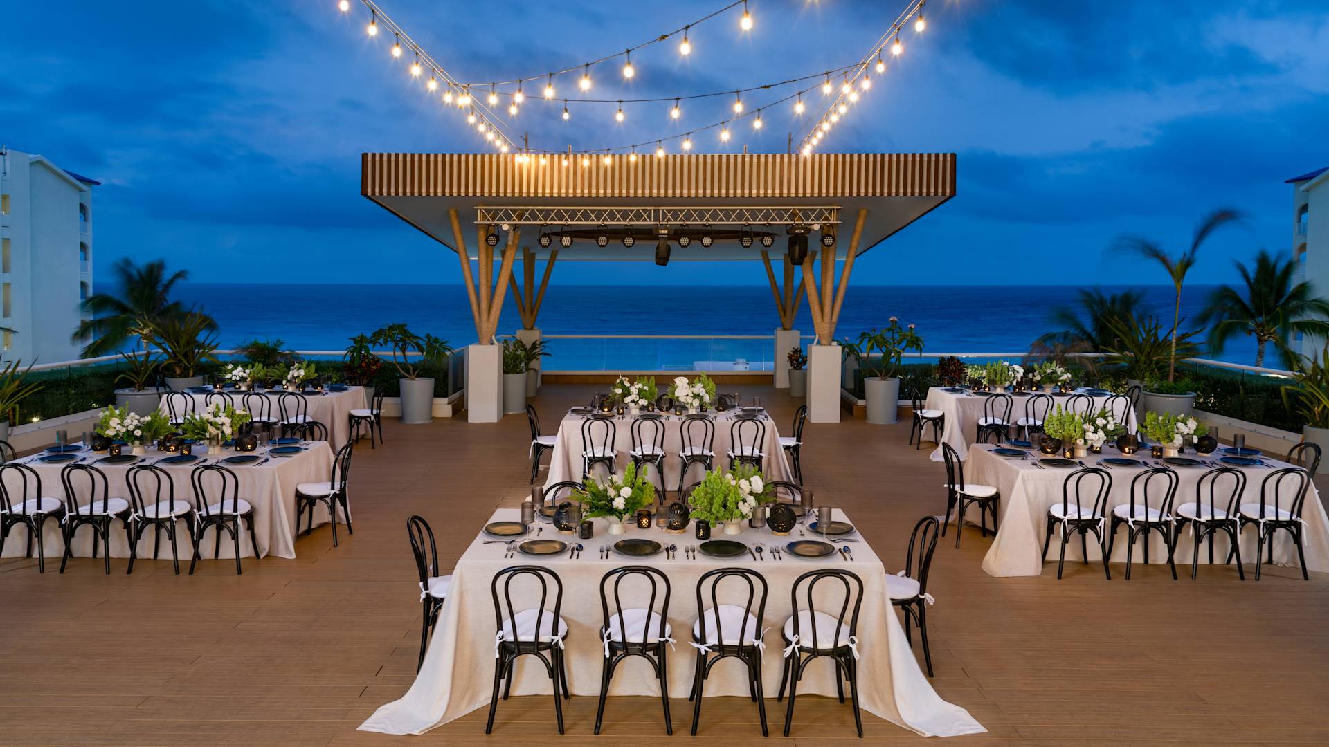Disposición de mesas para un banquete en el bar Chala Sky