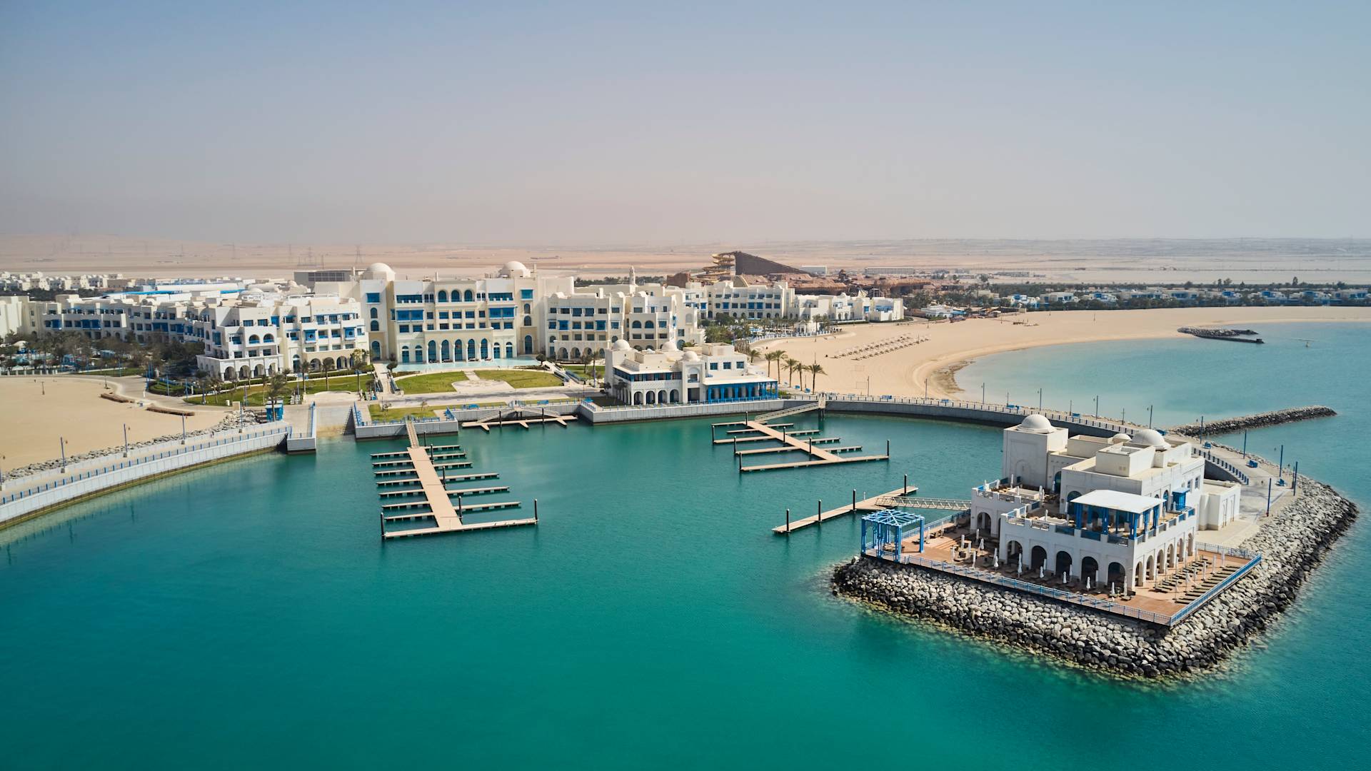 Espace d'accueil extérieur de l'hôtel