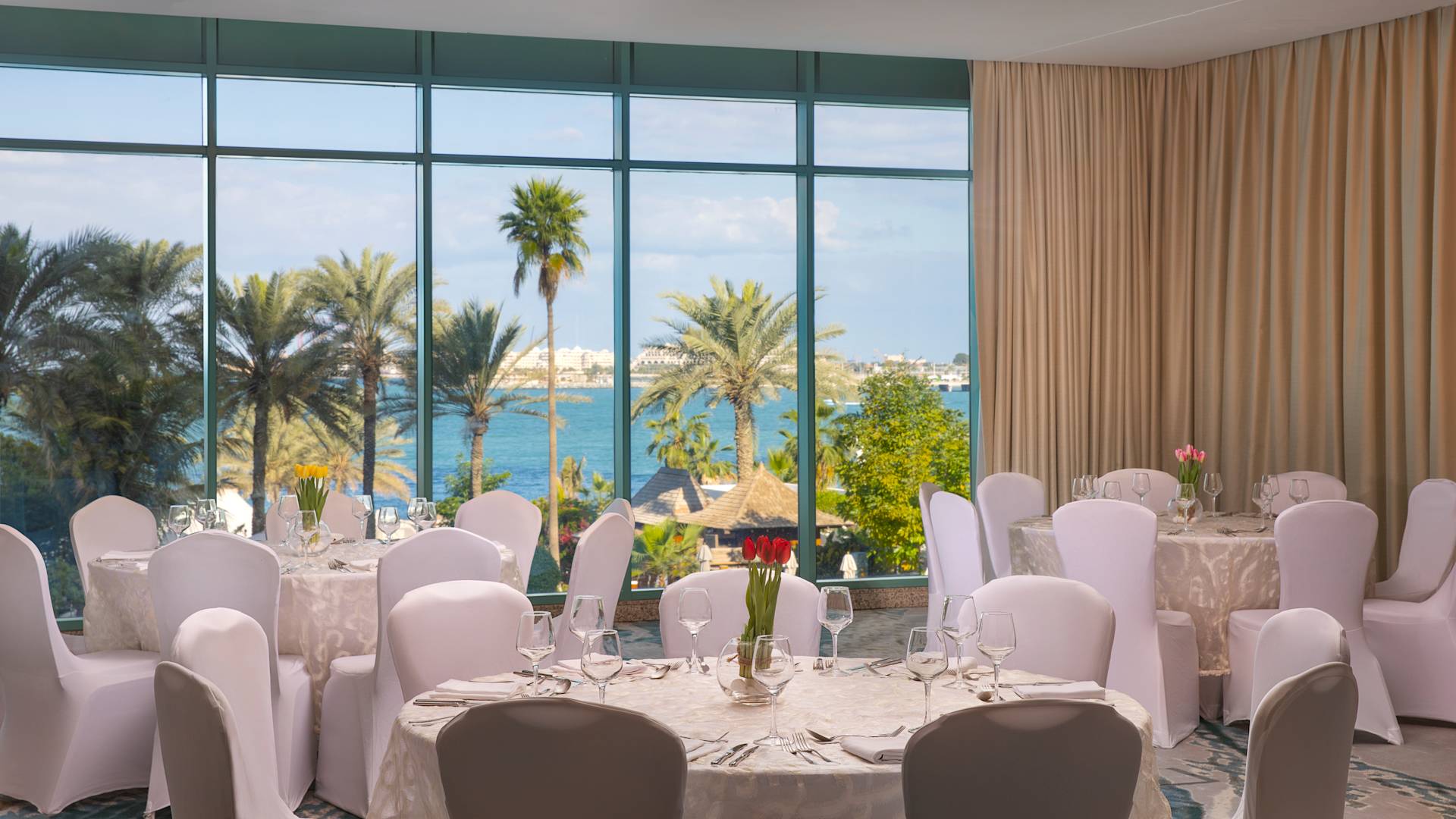 Заседателна зала Almas