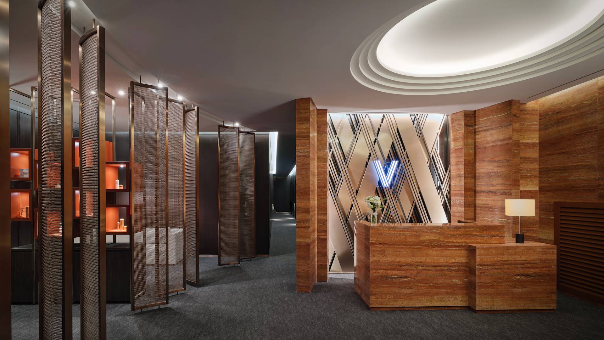 벽과 램프에 문자 V가 있는 스파 리셉션 공간