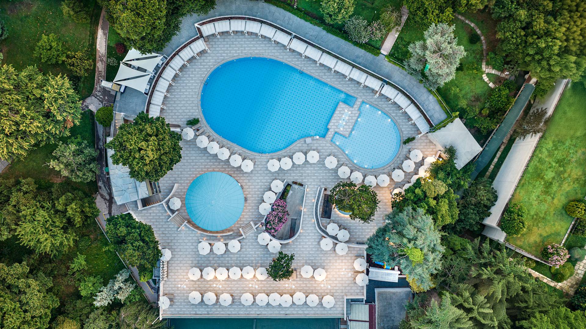 Außenpool des Hotels mit Blick auf die Vogelperspektive