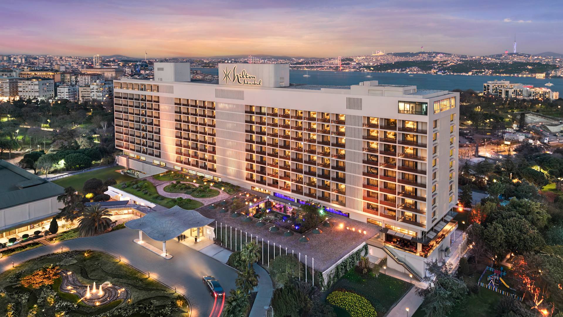 Vedere aeriană a Hotelului Hilton Istanbul Bosphorus la apus, cu vedere spre oraș în fundal