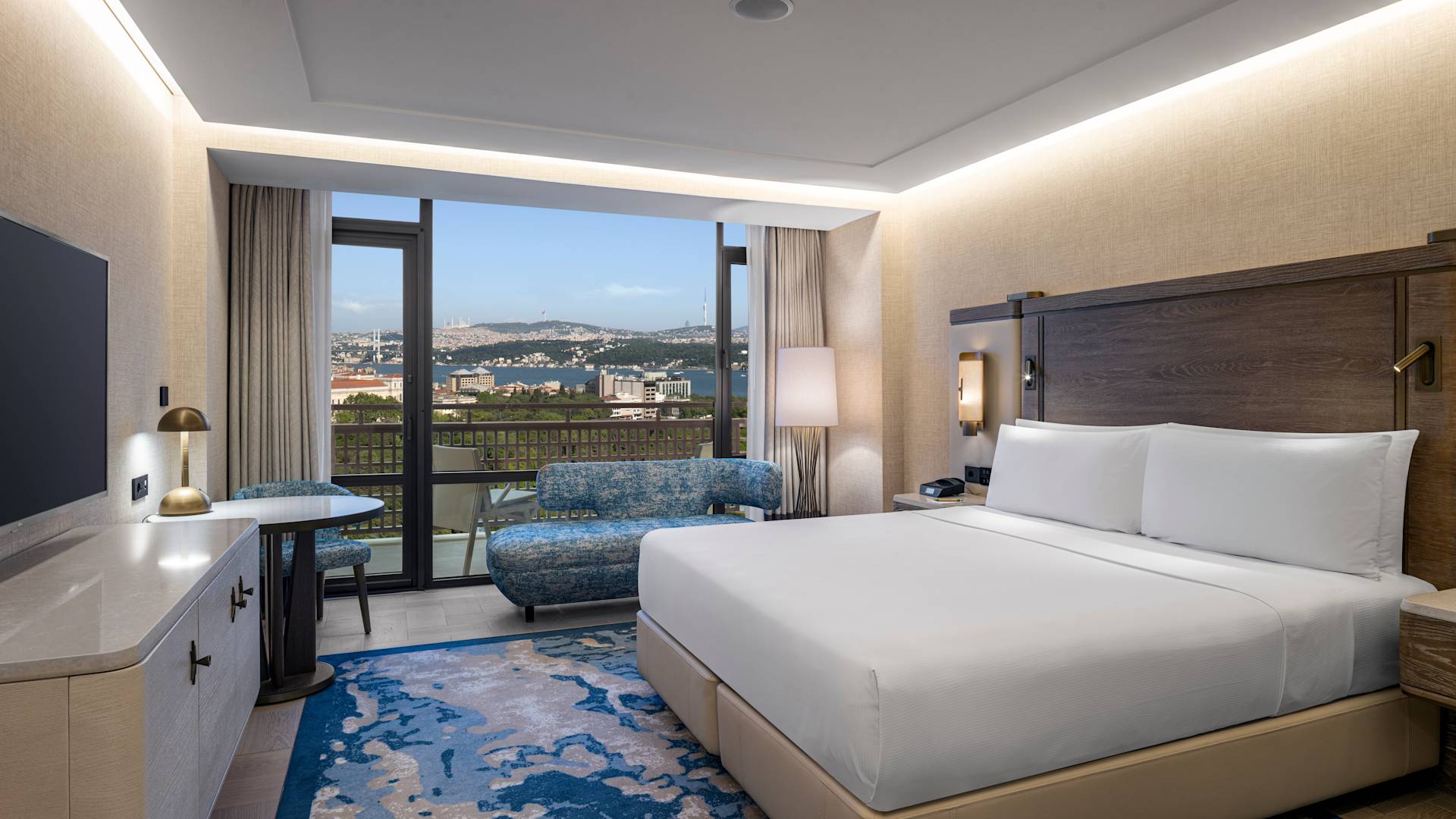 Huoneessa vuode, TV ja tuoli