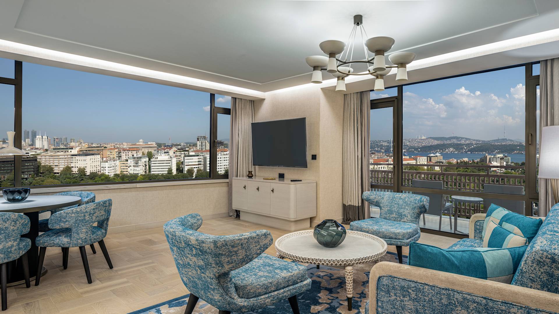 Zonă de lounge cu scaune și televizor confortabile