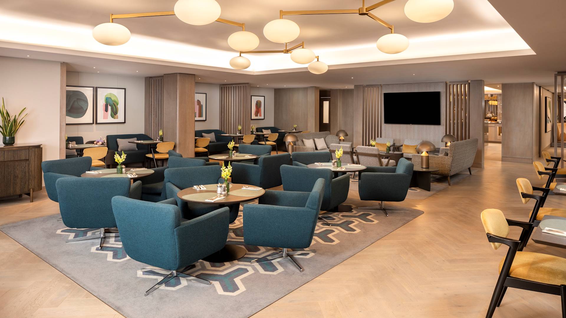 Salotto dell'Executive Lounge con TV