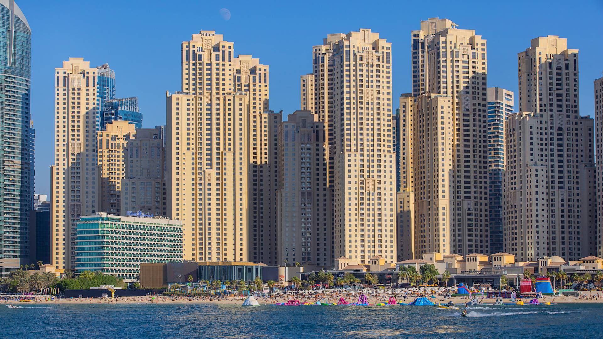 Изглед към външния изглед на хотела от морето