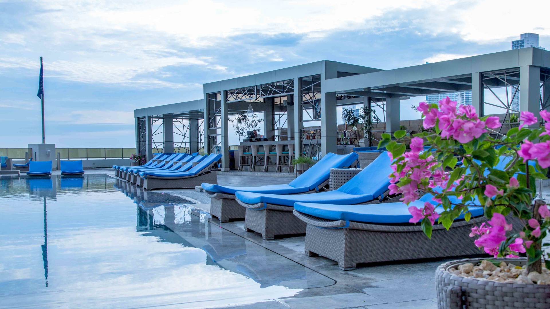 piscine extérieure et espace salon