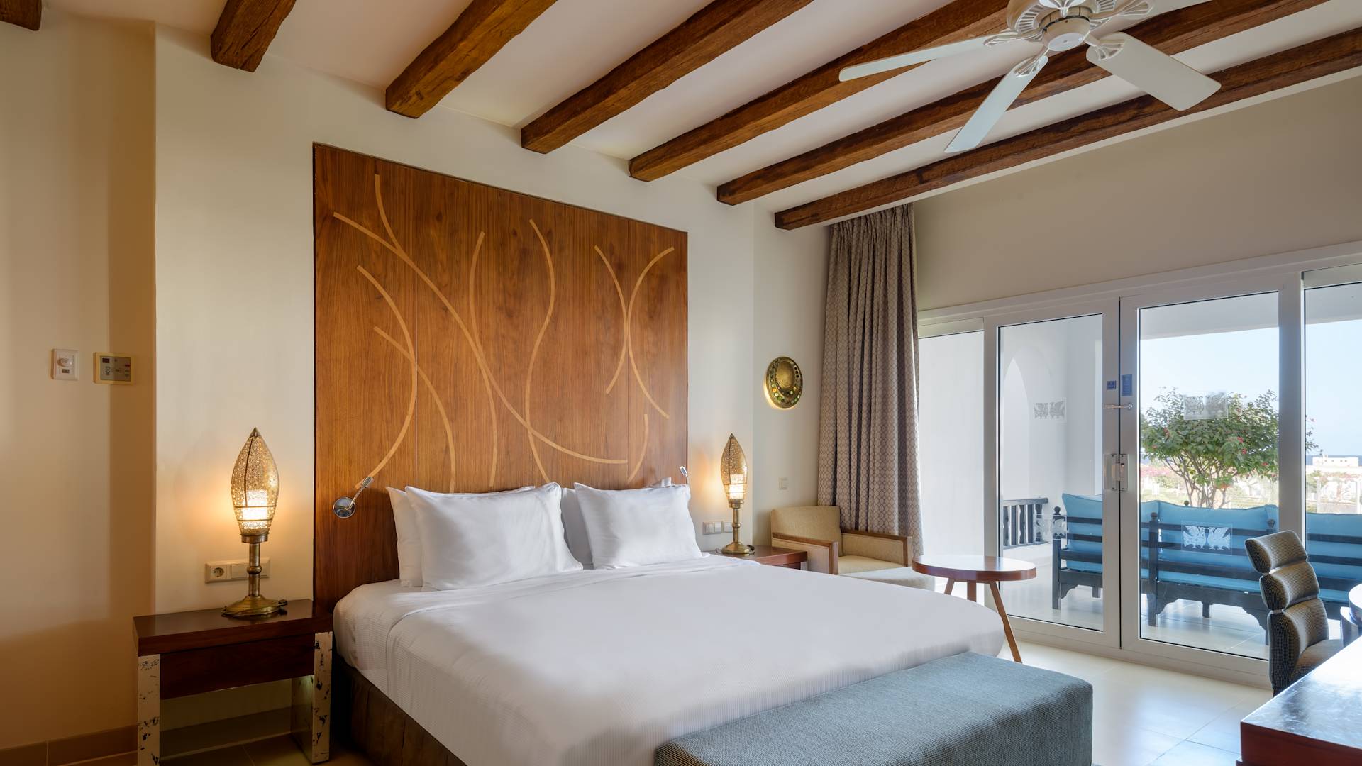 Tempat Tidur Besar di Suite dengan Balkon