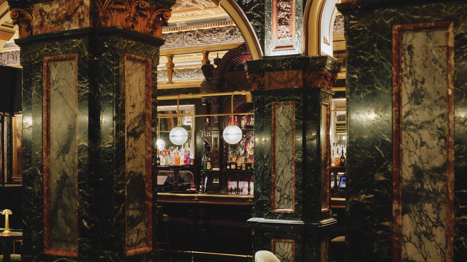 bar en marbre, salon et espace bar