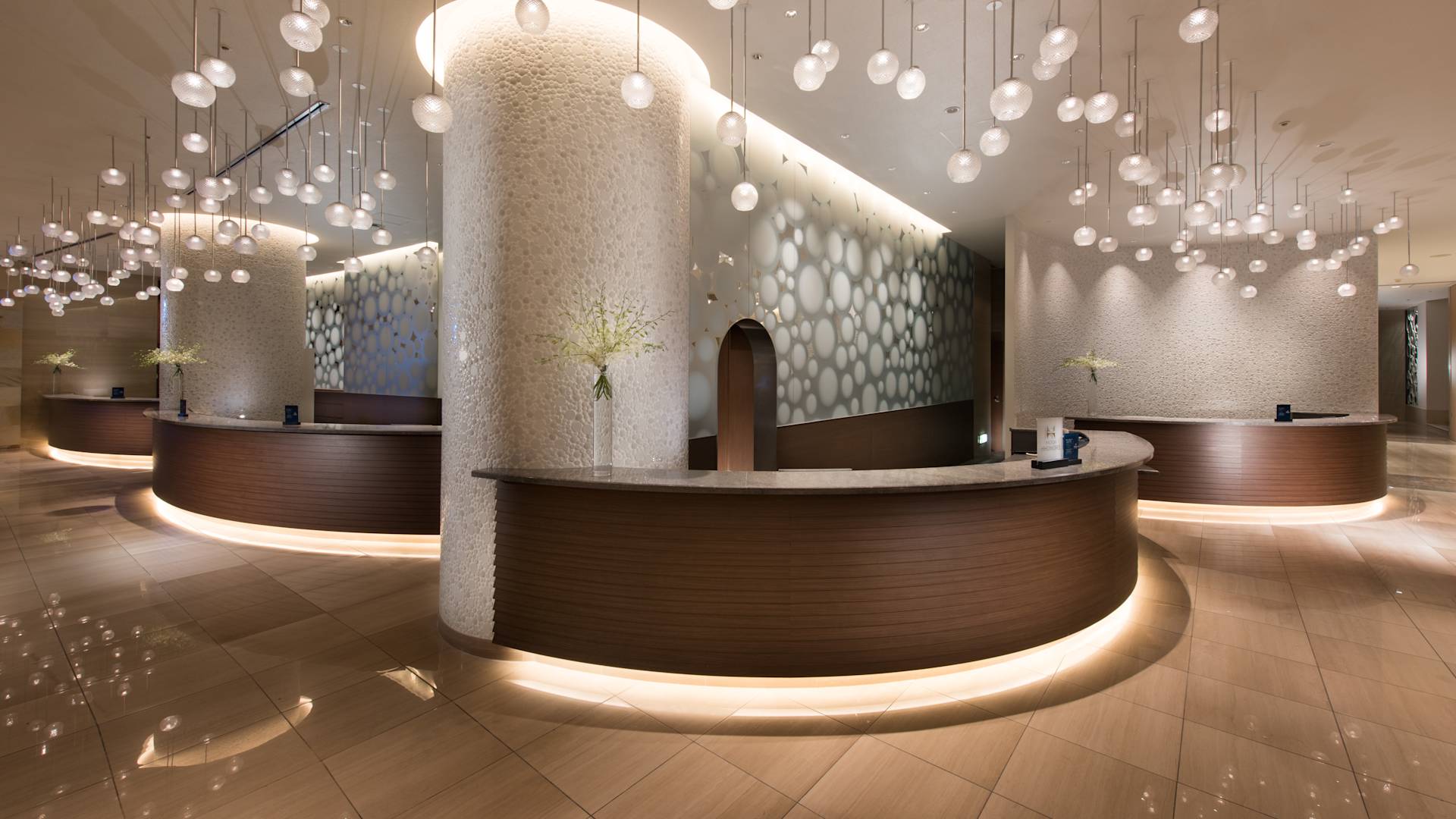 Helder verlicht receptiegedeelte met halfrond bureau