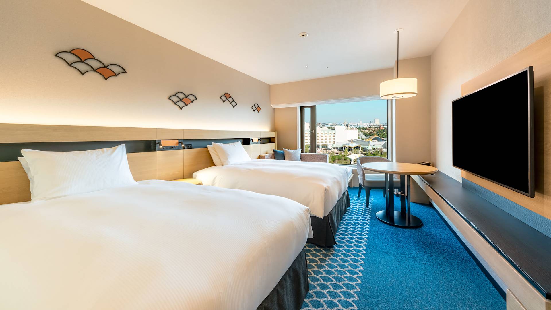 เตียงจำนวนสองเตียง และ HDTV ในห้องพักพร้อมวิวตัวเมือง
