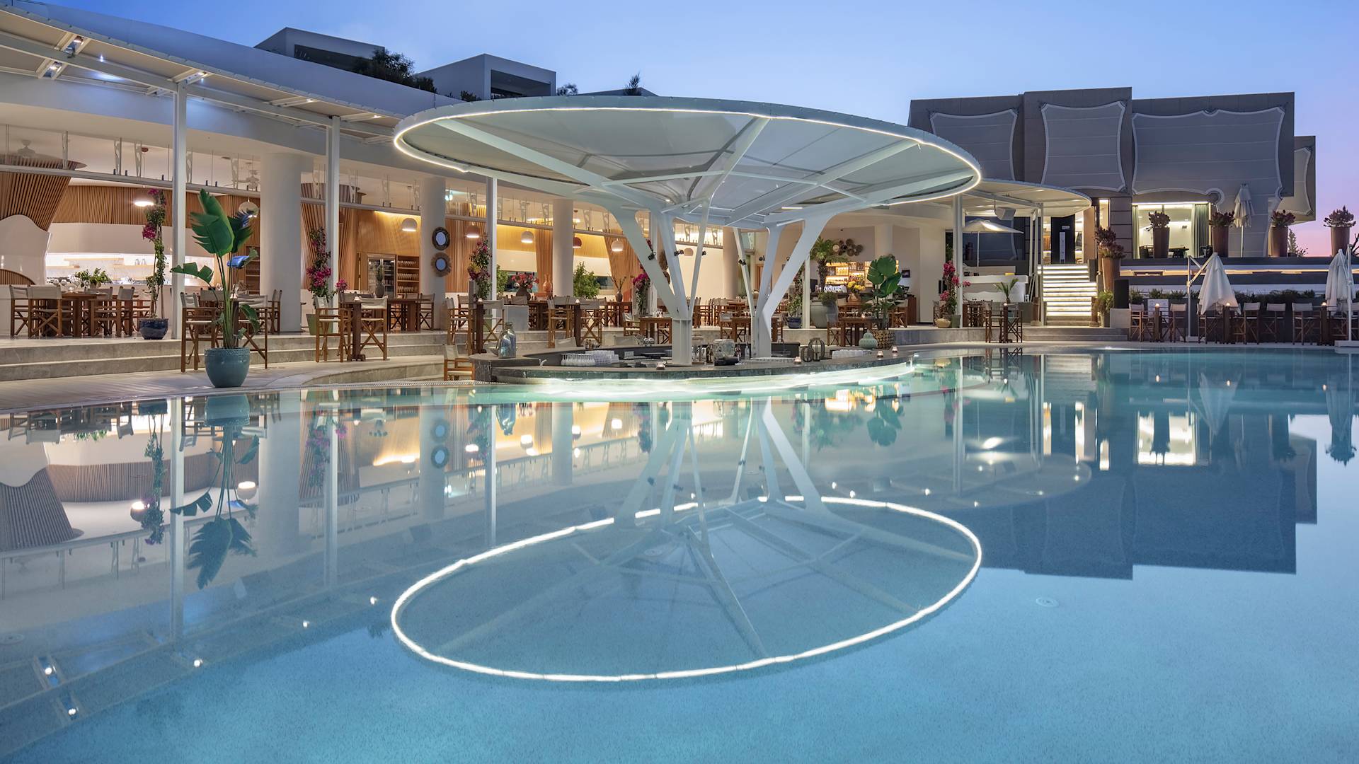 Piscine au crépuscule