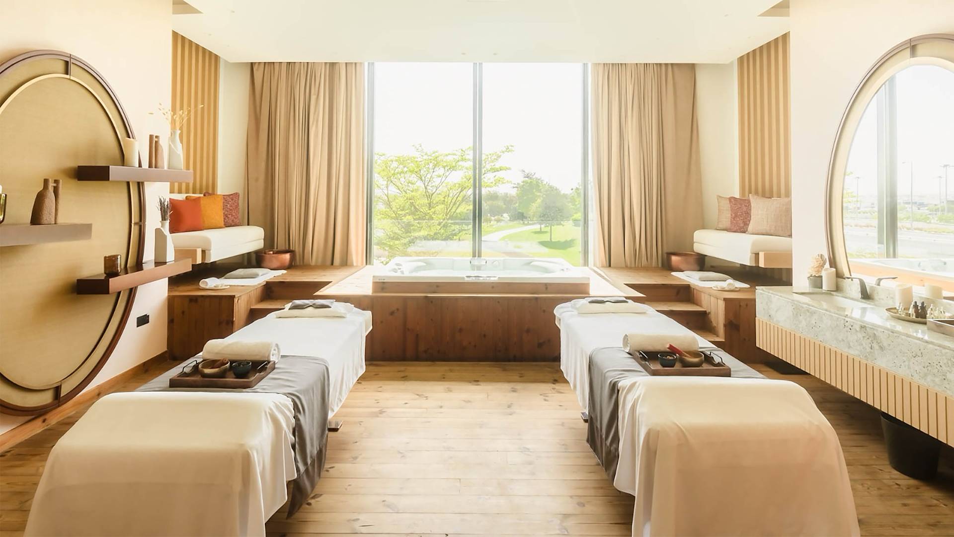 Stoły do masażu spa z widokiem na zewnątrz i okrągłymi lustrami