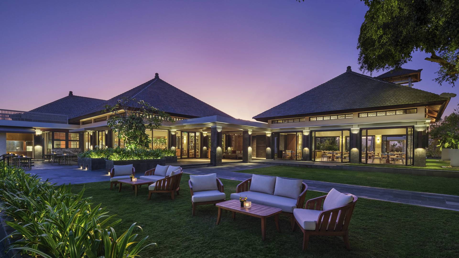 La pelouse du restaurant Commune de nuit