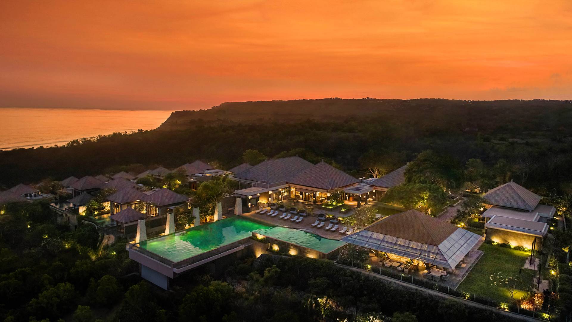 Luftaufnahme des Resorts mit Blick auf den Swimmingpool bei Sonnenuntergang