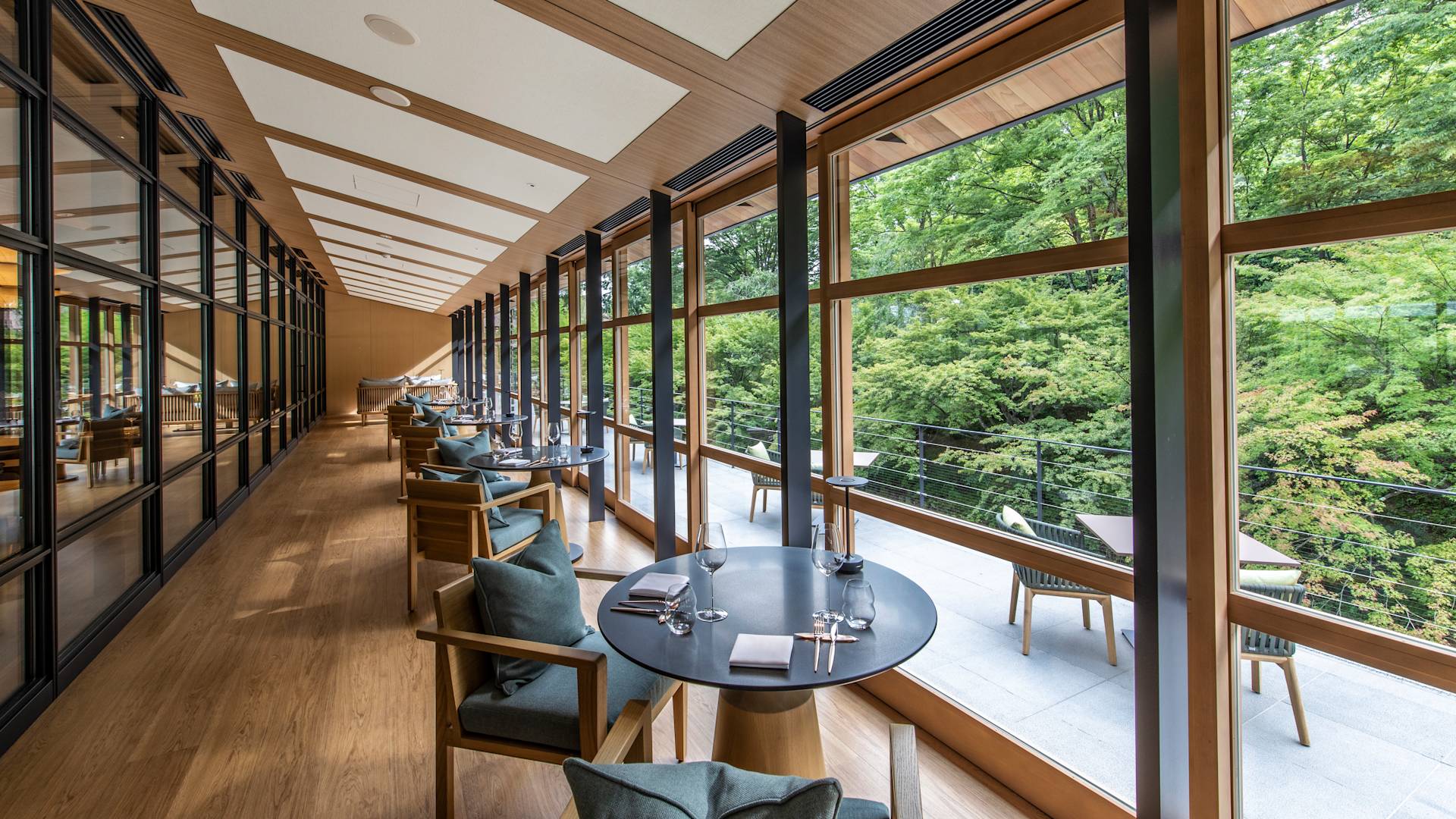 Rastaurant area with tables and chairs