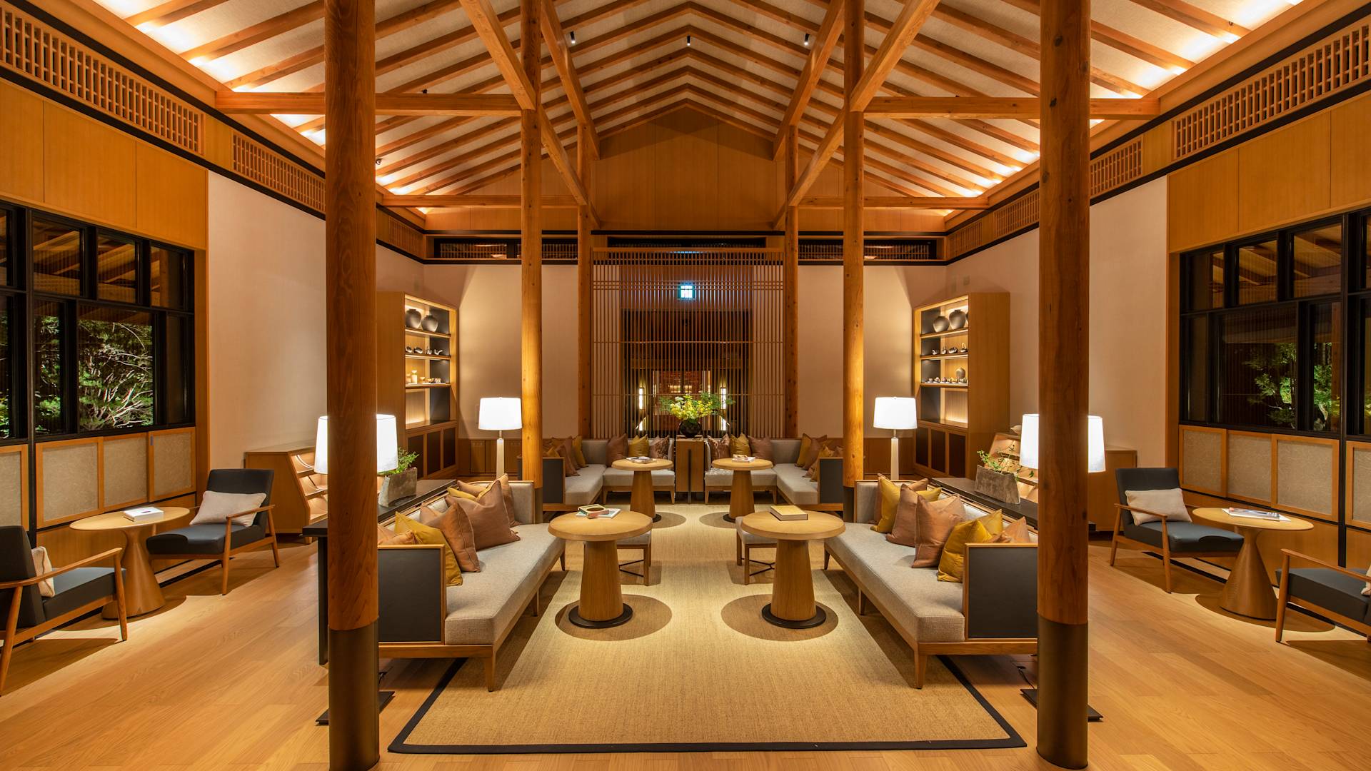 Masalar ve sandalyeler bulunan rahat oturma alanı