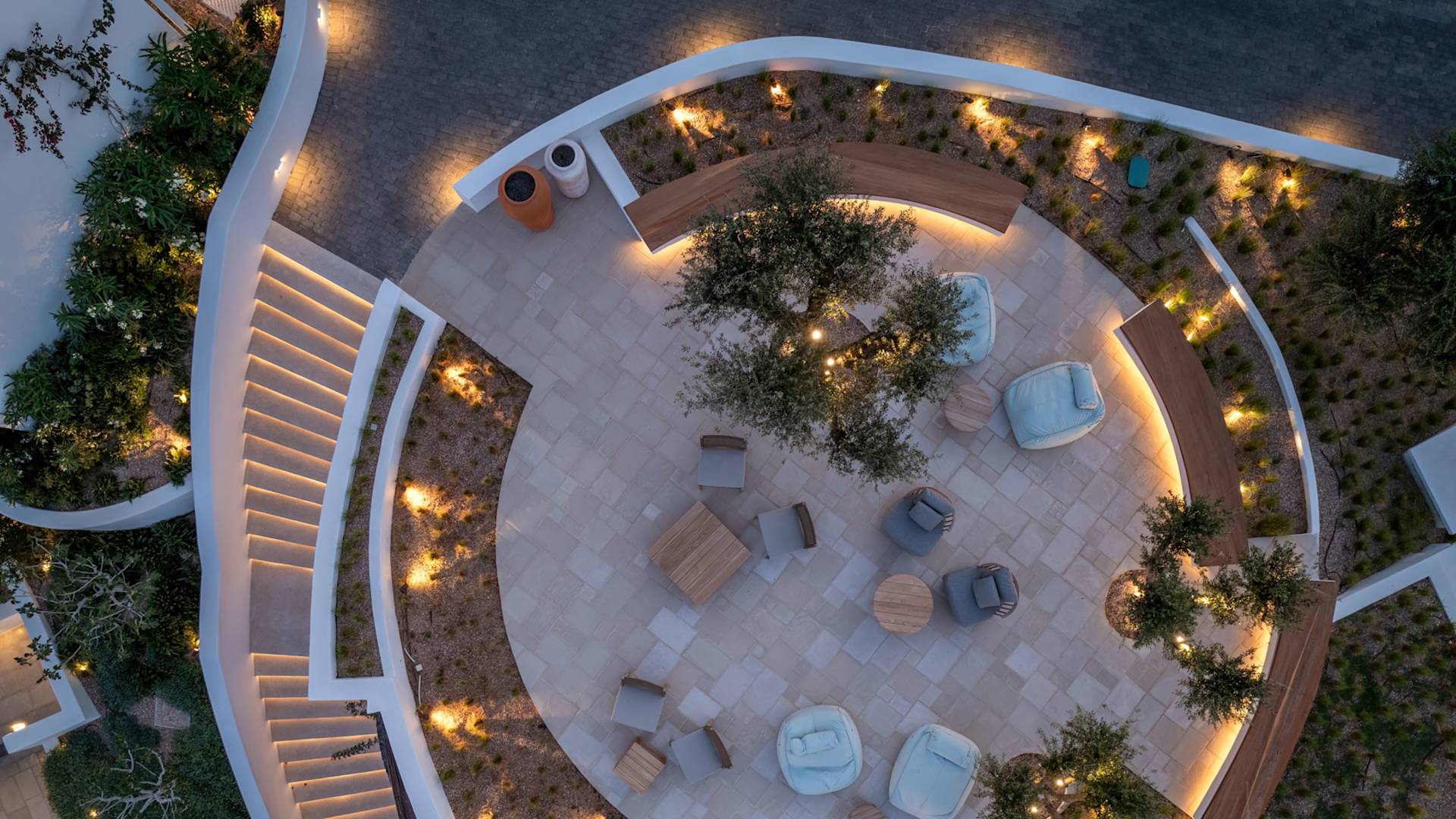 Luftaufnahme der Terrasse des Resorts mit weichen Sitzgelegenheiten.