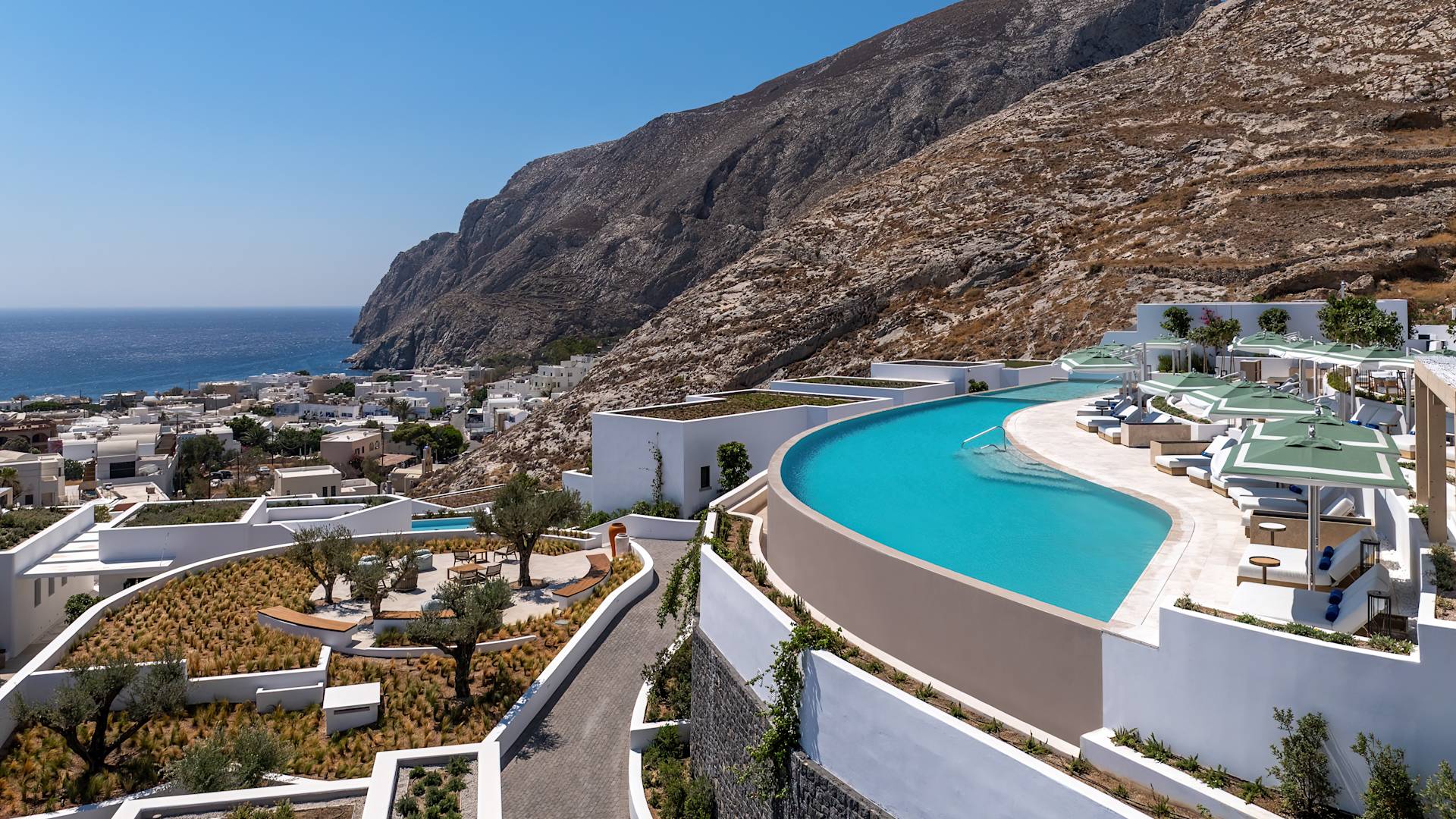 Blick auf den Infinity Pool des Hotels mit Blick auf das Meer und die Umgebung.