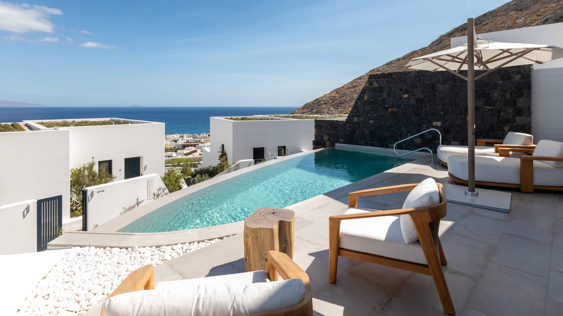 Resort’ta özel havuz ve şezlong bulunan özel teras.