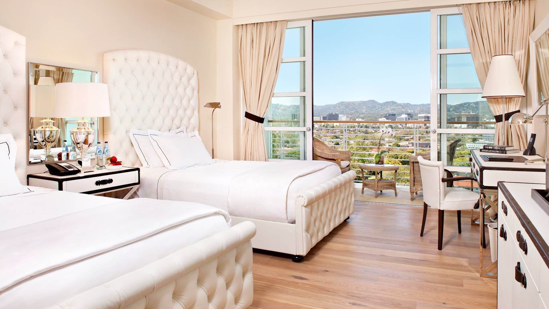 Dua tempat tidur dalam kamar dengan meja kerja