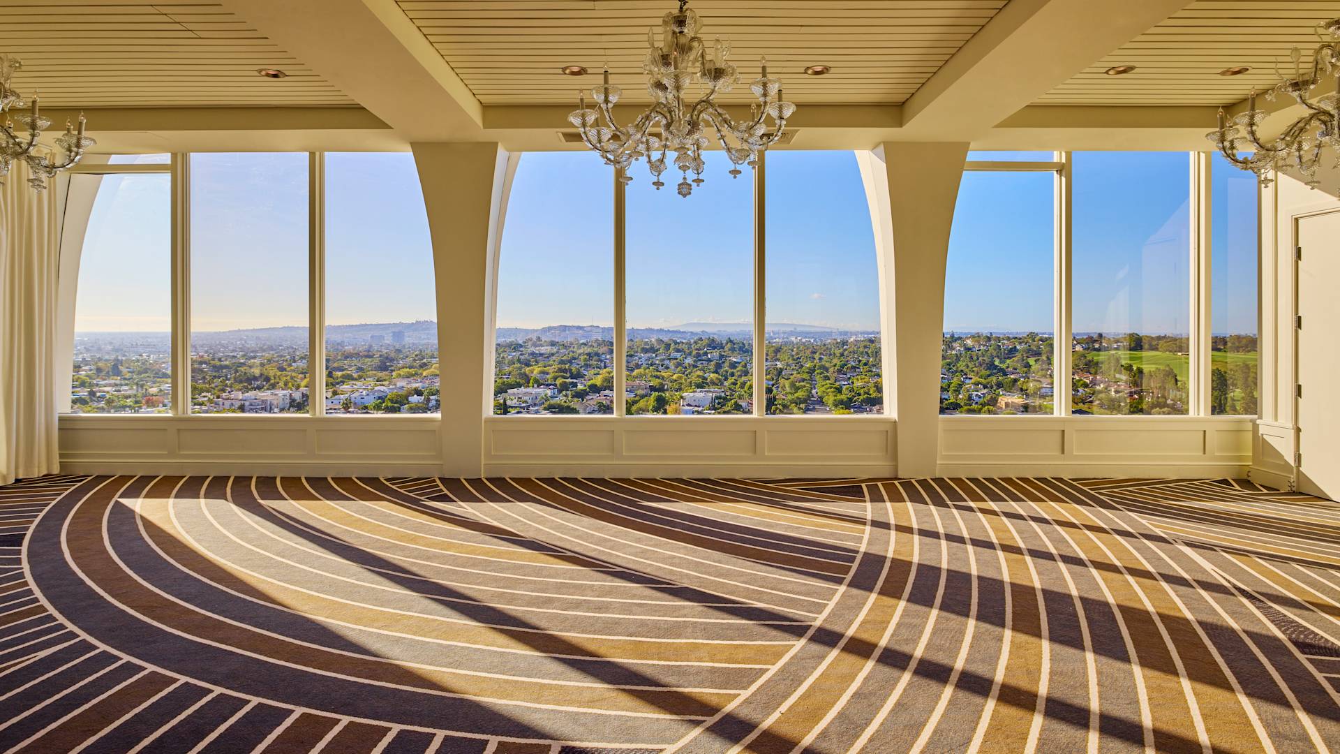 Starlight-juhlasali suurilla ikkunoilla 