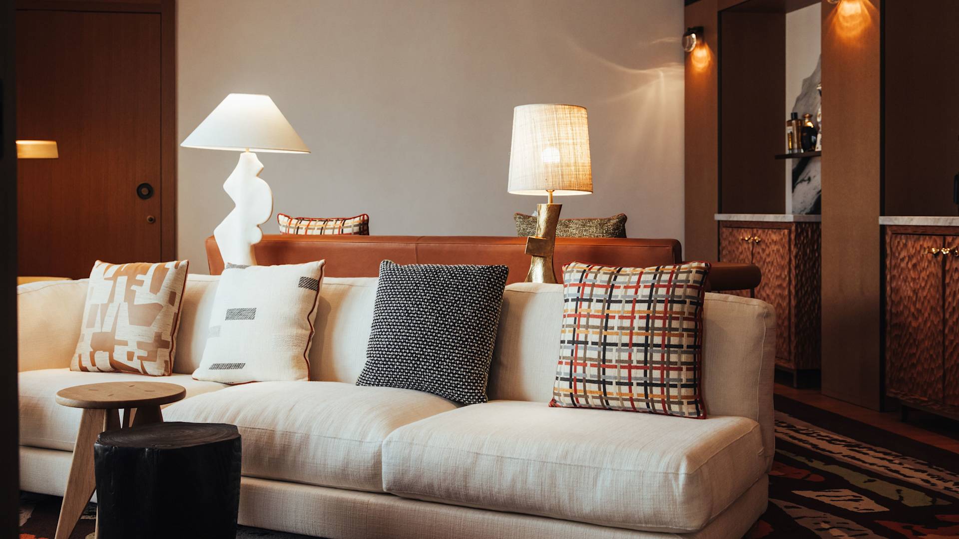 Area lounge di kamar untuk tamu dengan kursi dan meja yang nyaman