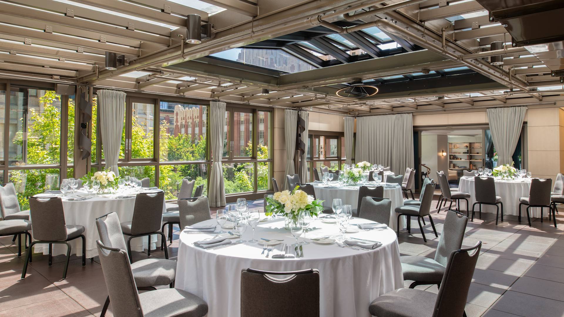 ウェディングの装飾を施したミーティングスペース「グリーンハウス」