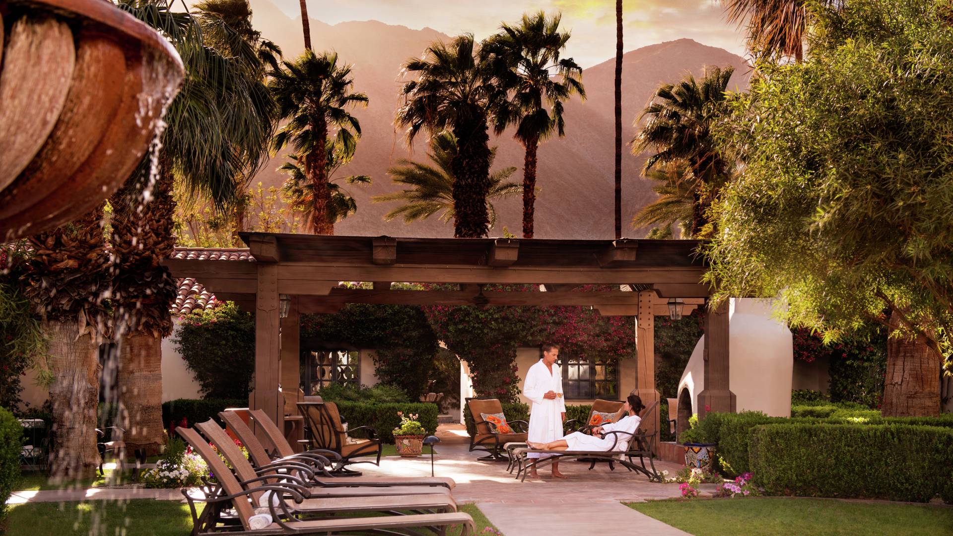 Hotelgäste mit Loungesesseln