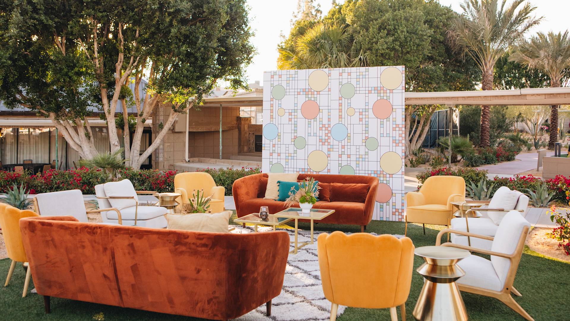 Coin détente extérieur avec tables et chaises