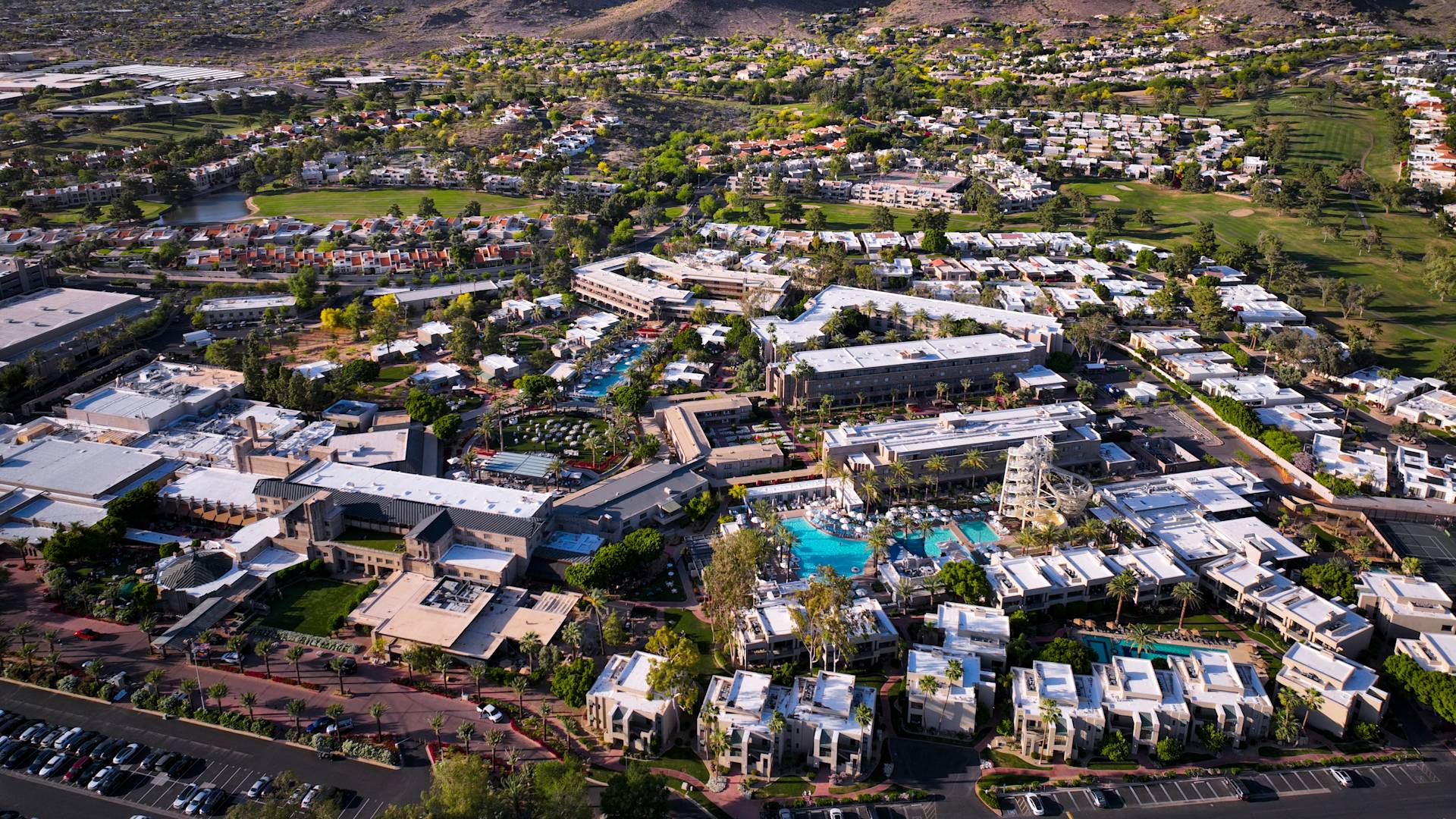 Hotel e área circundante com área de exibição aérea