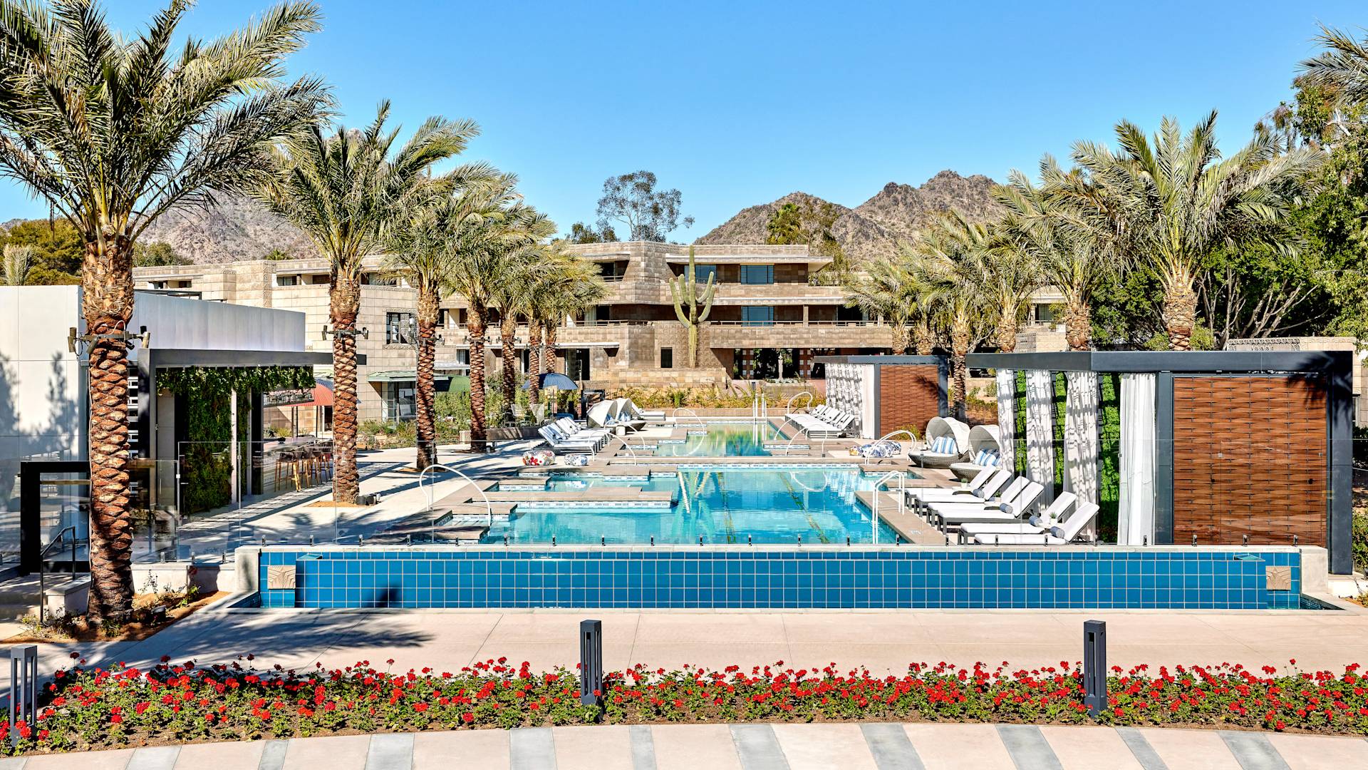 piscine extérieure avec méridiennes