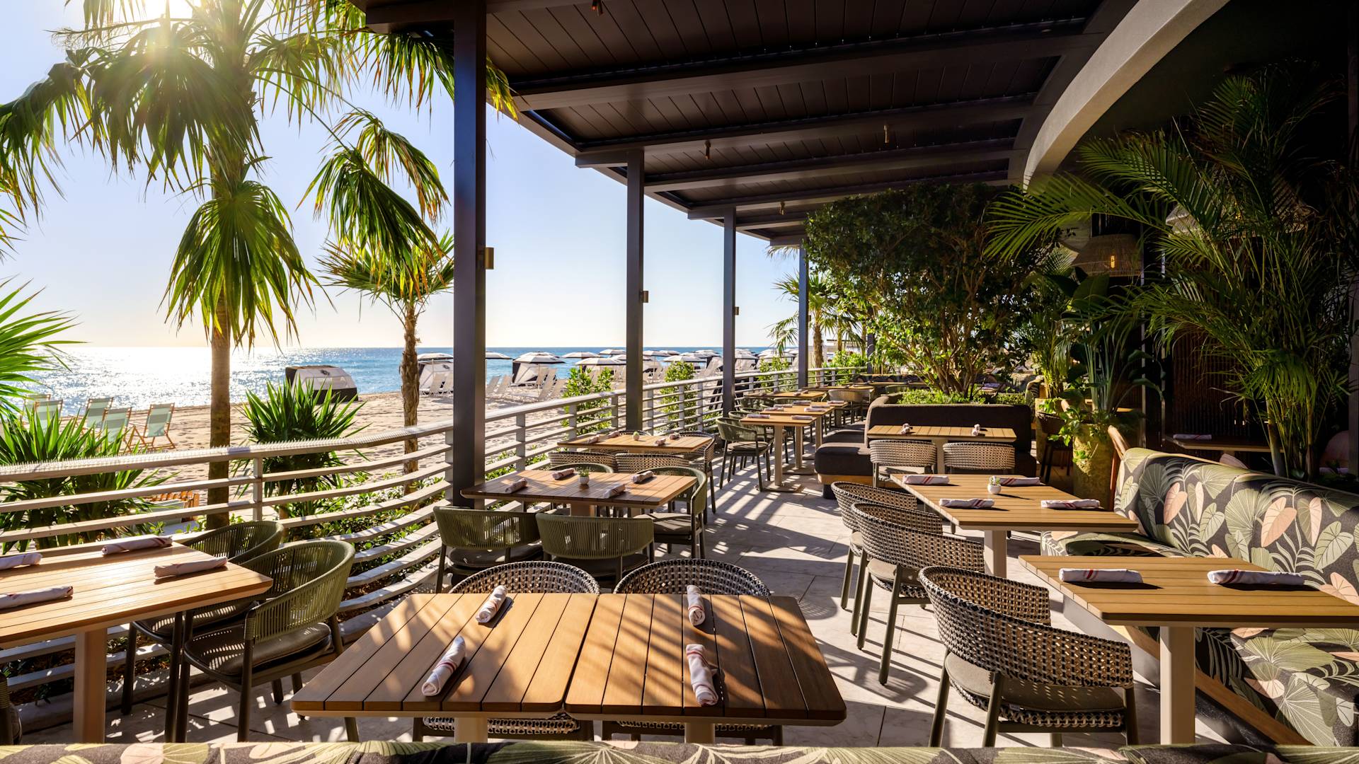Terrazza del Playa Beach Bar and Grill con tavolo da pranzo