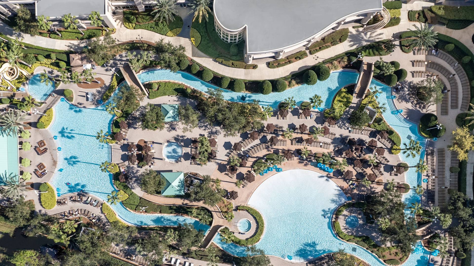 Vue aérienne de l'espace piscine de l'hôtel