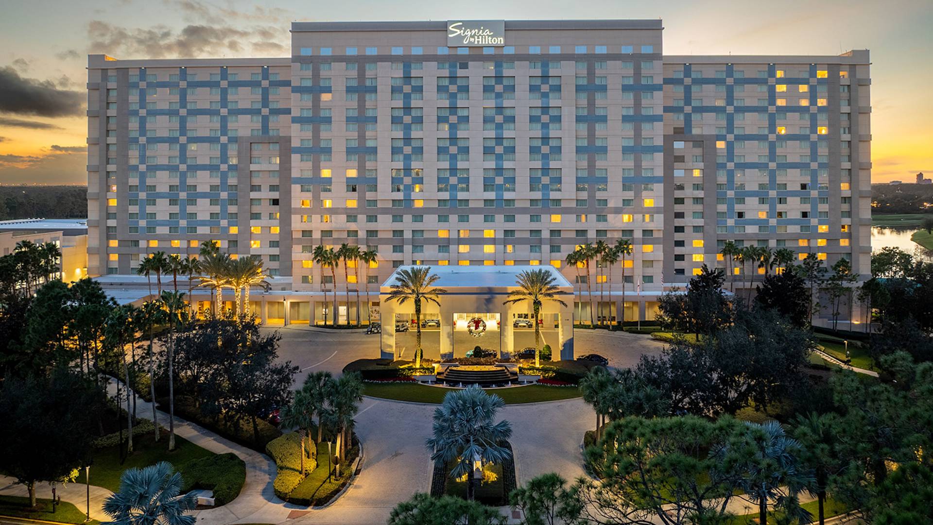 Signia by Hilton Hotel – Außenansicht bei Sonnenuntergang