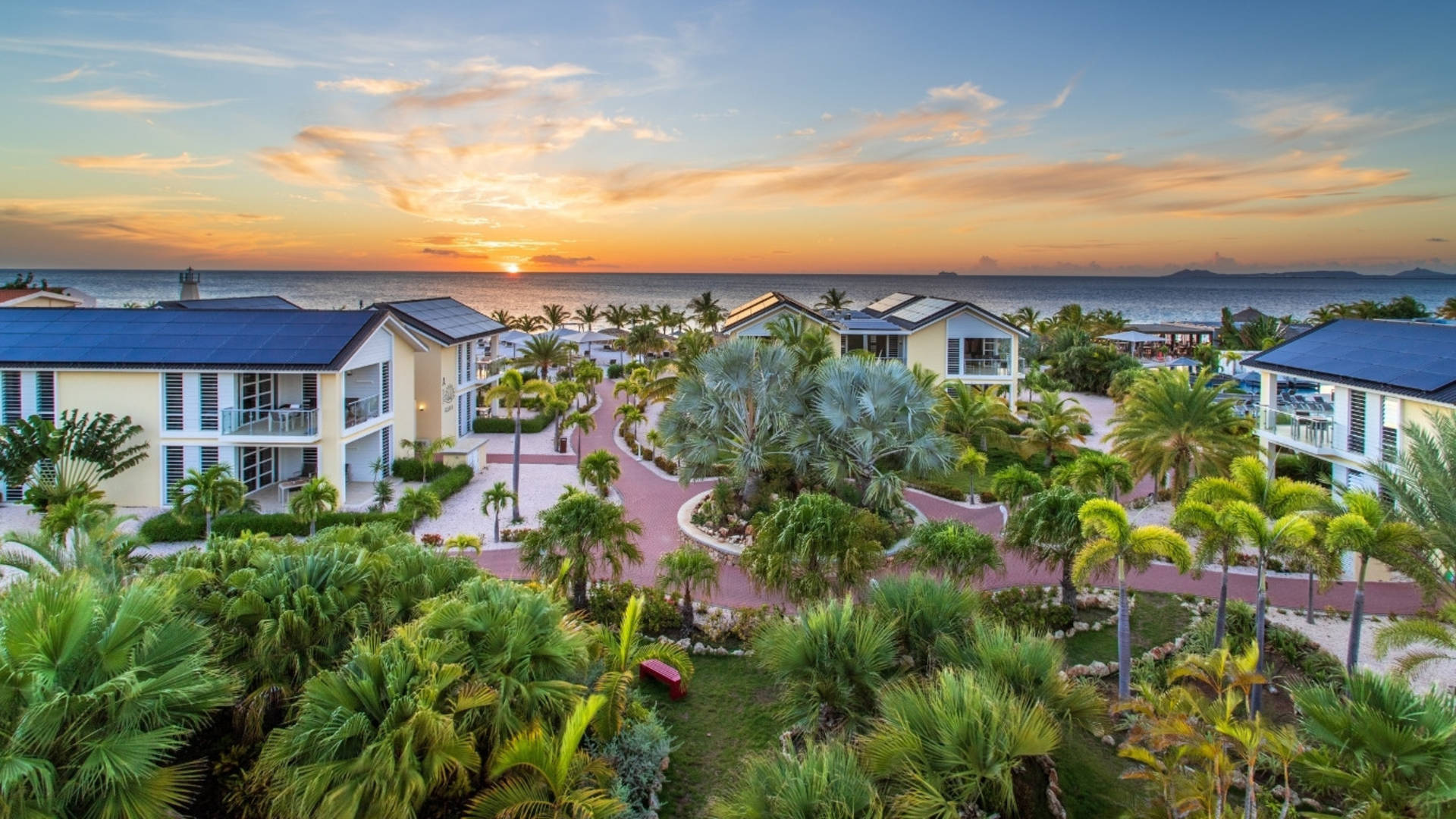Letecký pohled na exteriér hotelu a pláž při západu slunce