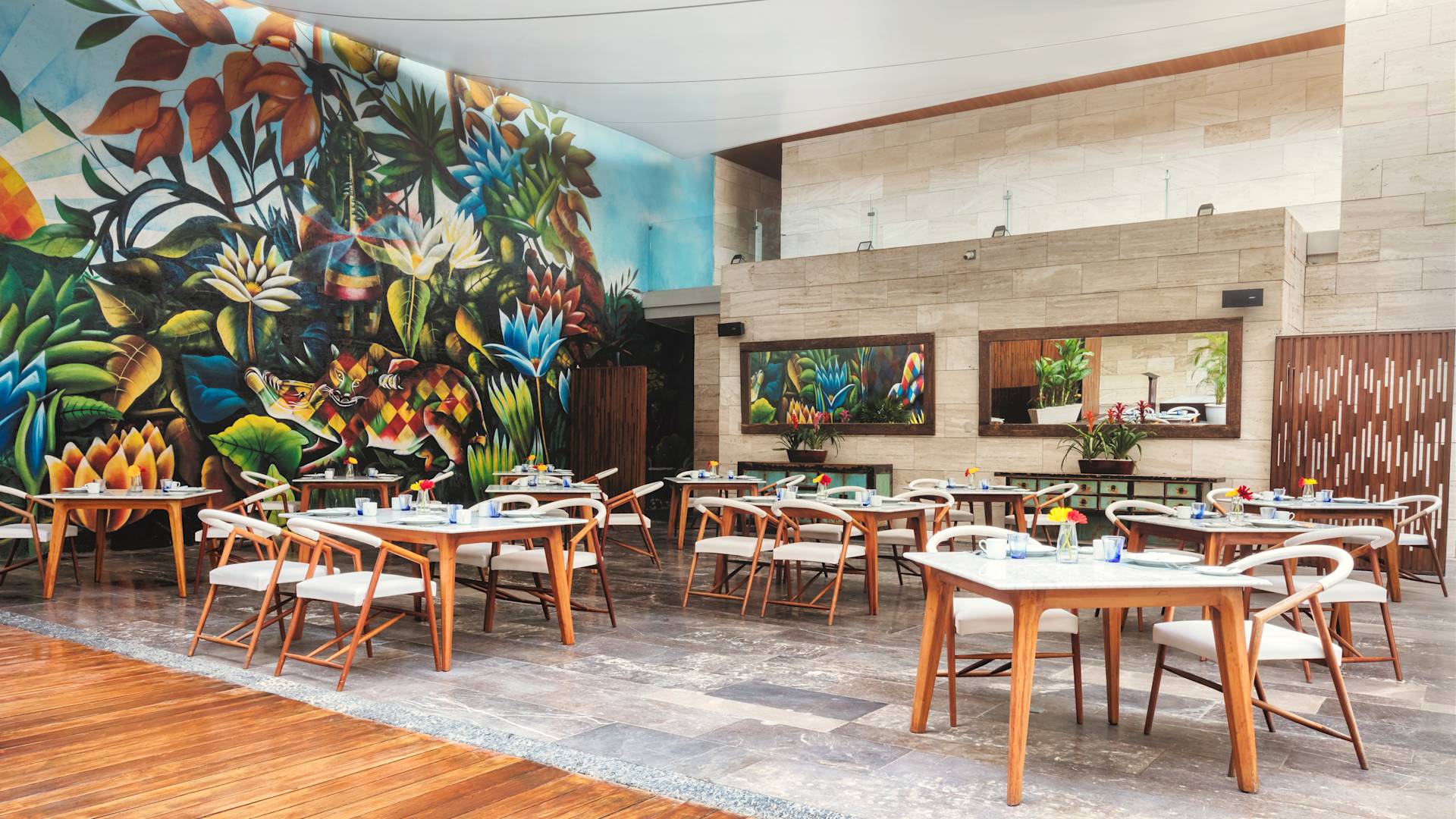 Sitzbereich mit Wandgemälde