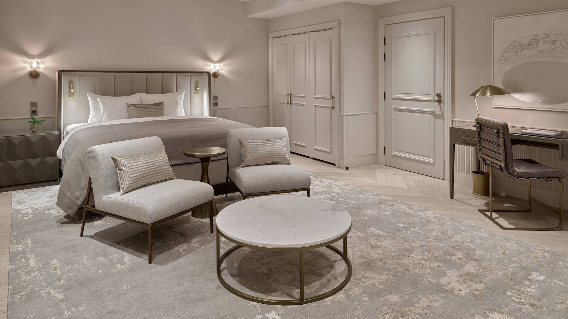 غرفة نزلاء بها سرير، ومنطقة جلوس، ومكتب عمل