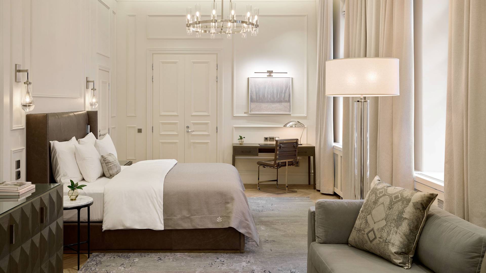 Pokoj s lůžkem, posezením a pracovním stolem