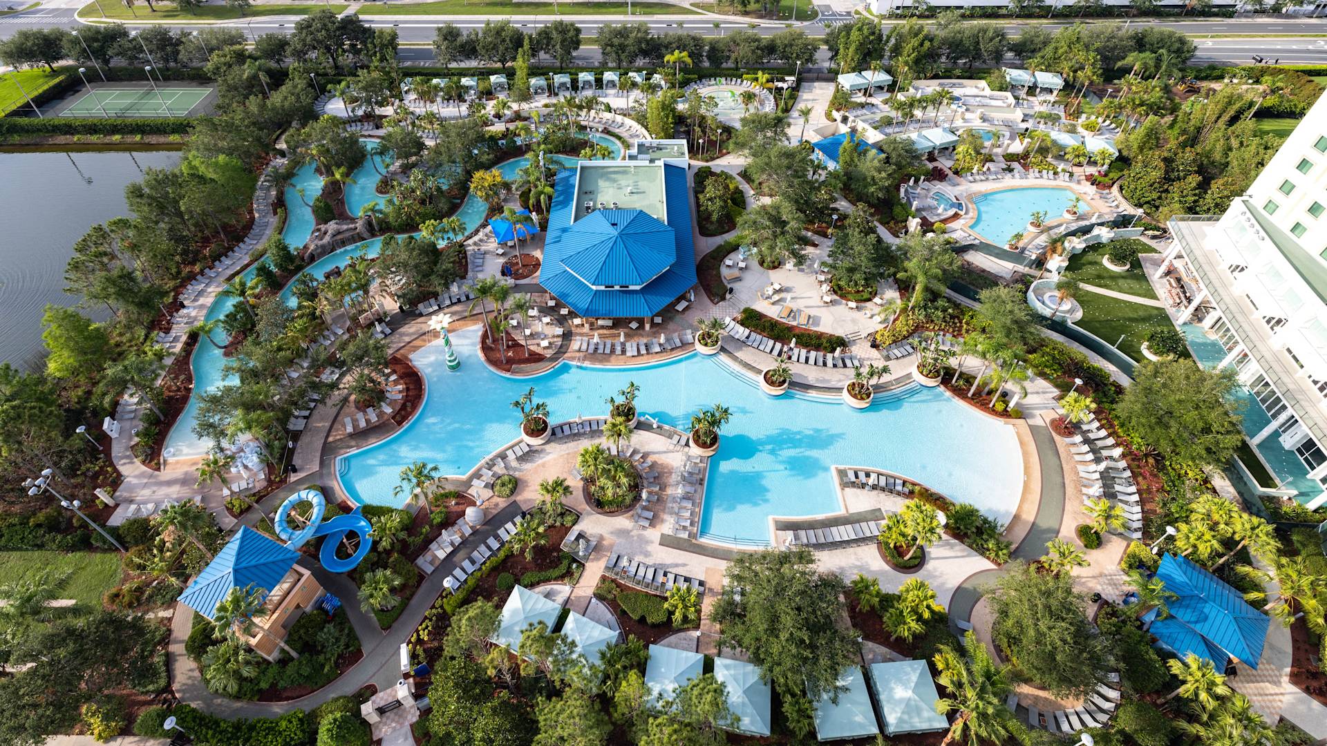Vista aérea del complejo de piscinas del hotel